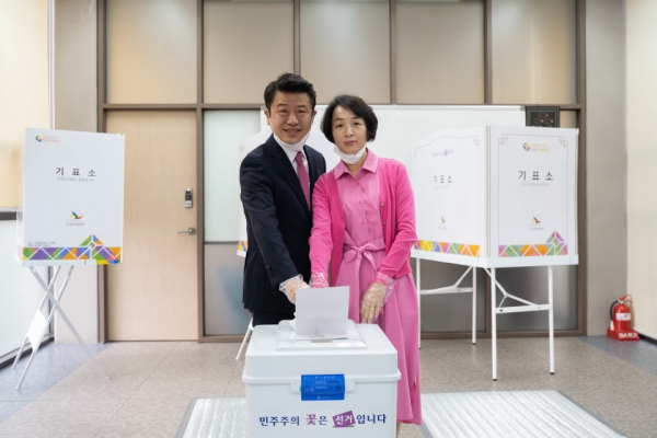 유의동 후보가 아내와 함께 투표하고 있다./사진제공=유의동 후보 선거사무소