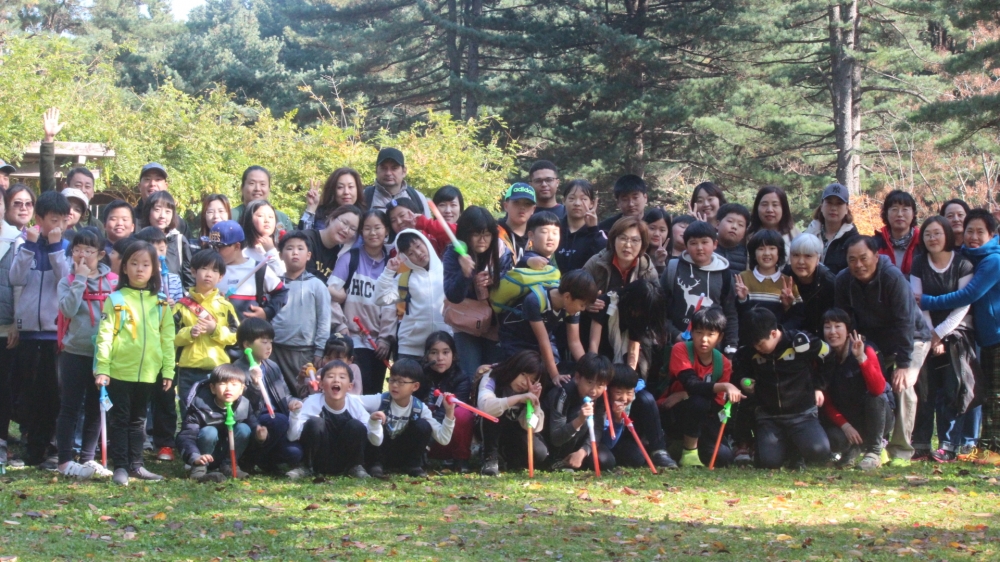 ▲ 상색초 학생들과 학부모들이 가족과 함께하는 가을나들이를 즐기고 있다.