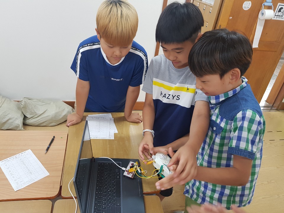 ▲ 용인 모현초등학교 학생들이 지난해 소프트웨어 선도학교 캠프에 참가해 수업을 받고 있다.