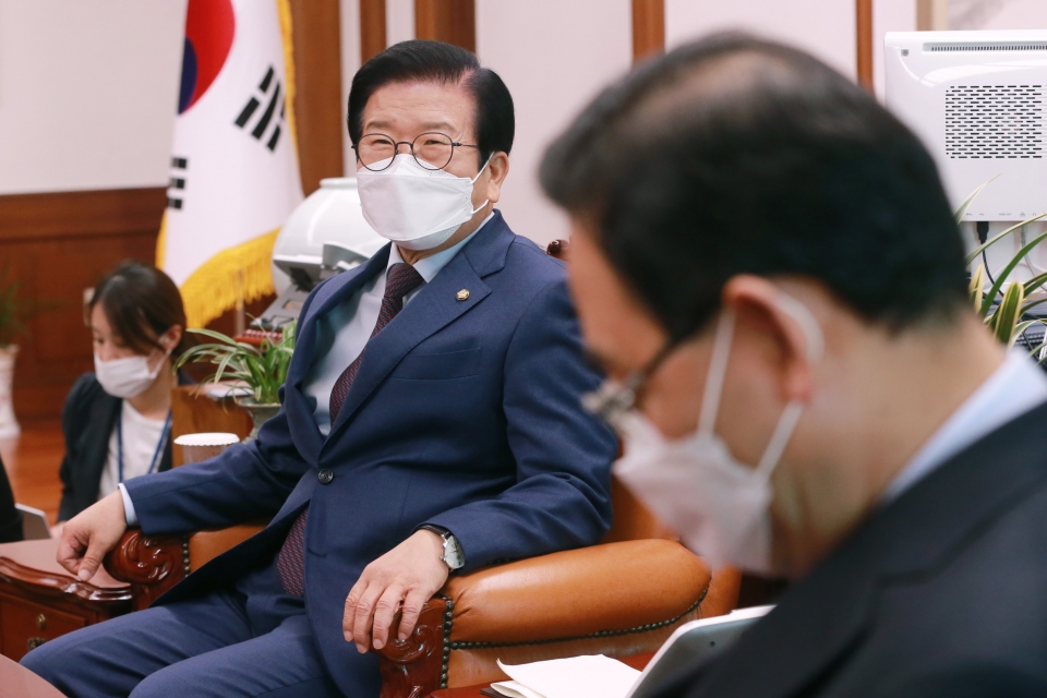 박병석 국회의장이 지난 23일 오후 국회 의장실에서 열린 '공수처법 해법' 을 논의하기 위한 양당 원내대표 회동에서 발언하고 있다. /연합뉴스