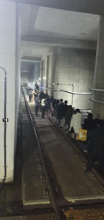 ▲ 김포도시철도의 갑작스러운 멈춤으로 철로로 내려온 승객들이 지하터널을 빠져나오고 있다./사진제공=김포소방서