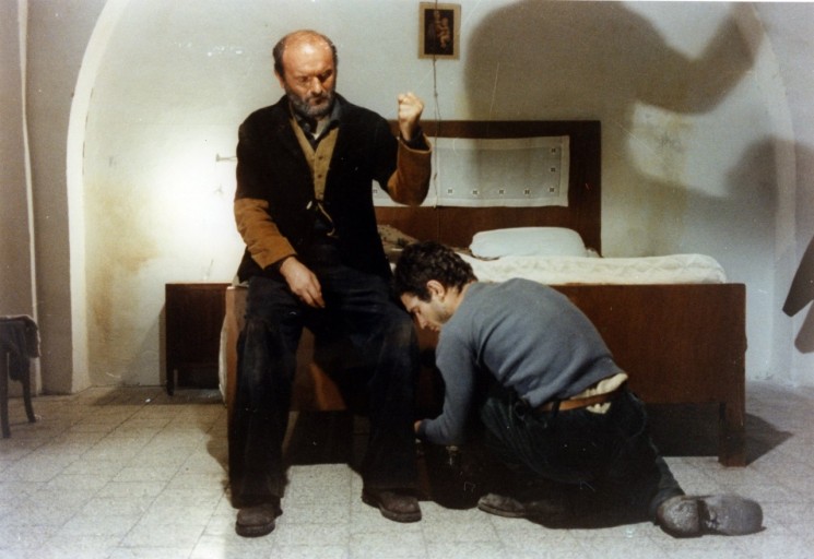 타비아니 형제(Paolo Taviani, Vittorio Taviani) ‘빠드레 빠드로네’ 영화 '빠드레 빠드로네' 중 아버지에게 맞선 가비노가 집을 떠나기 전 용서를 구하는 장면.