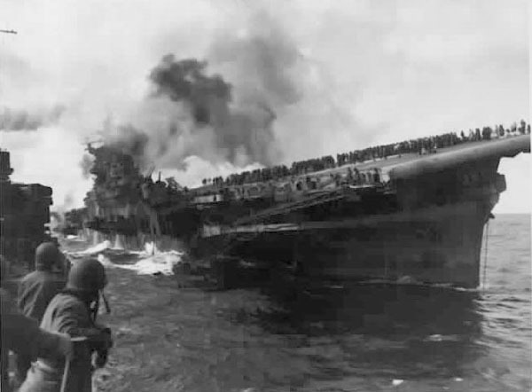 ▲ 1945년 4월19일 2대의 일본 가미카제 전투기의 공격을 받아 부분 파손된 항공모함 프랭클린 호 모습./사진제공=미국국립문서보관소