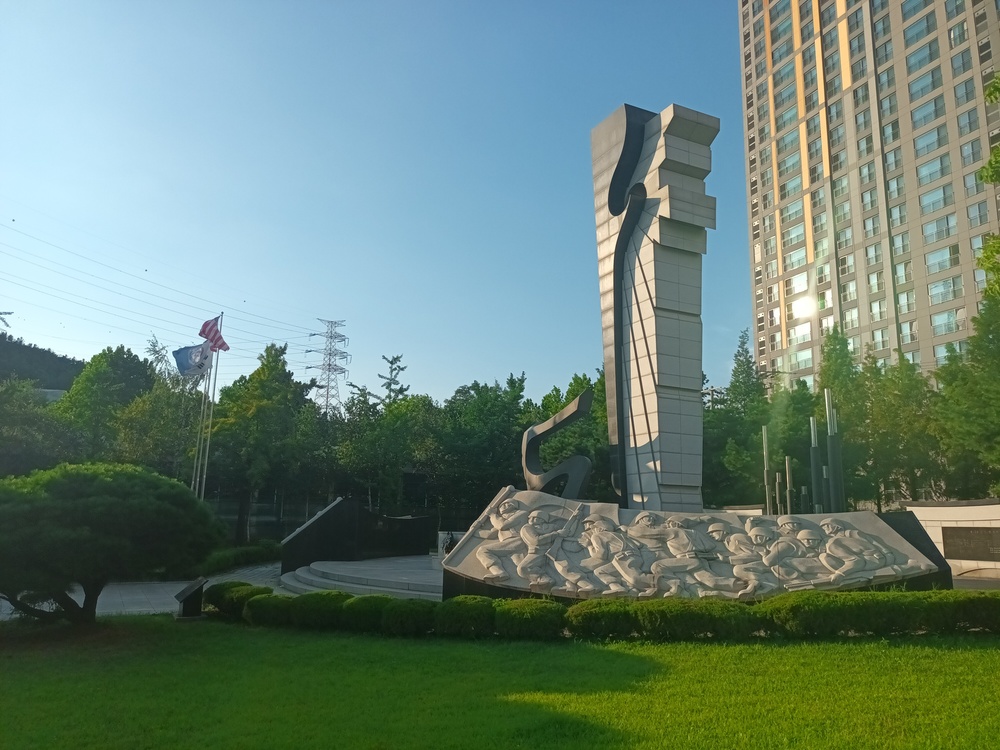 ▲ 부평아트센터 광장에 세워진 '부평전투 승전 기념비'