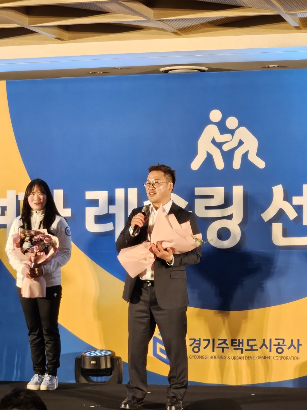 ▲ 31일 오후3시 수원컨벤션센터에서 열린 'GH 여자레슬링 선수단 창단식'에서 김은유 감독이 소감을 말하고 있는 모습.