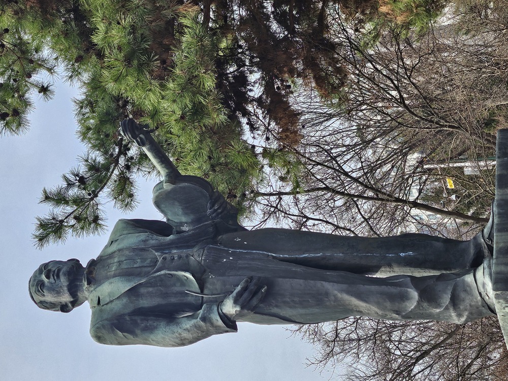 ▲ 홍난파 동상이 올림픽공원에 세워져 있다.