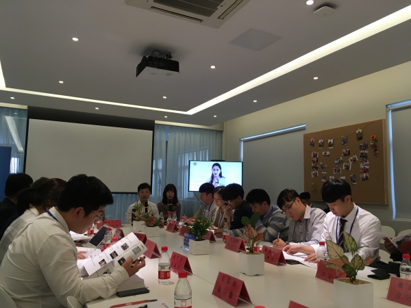 ▲ 수원시 청년들이 20일 ‘홍옌취엔’ 회사를 방문해 바오샤오펑 대표와 창업 전략 등에 대한 이야기를 나누고, 기념사진을 찍었다.