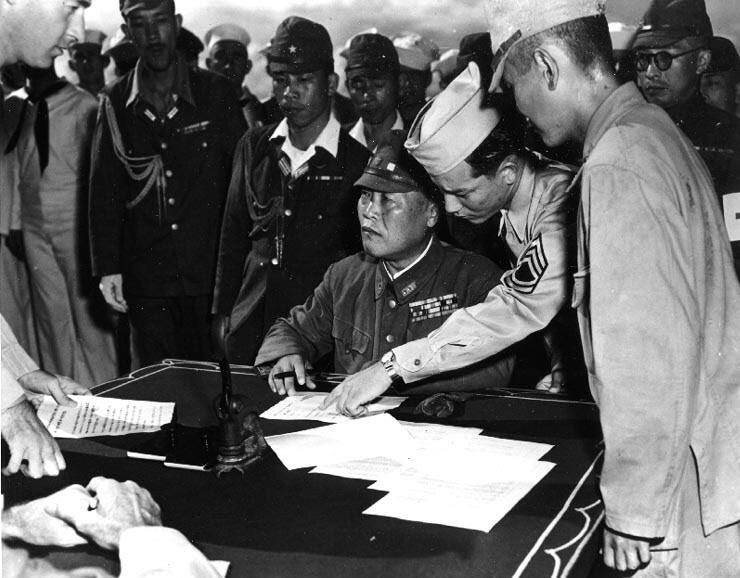 ▲ 다치바나 요시오 중장이 1945년 9월3일 치치지마에서 항복문서에 사인하고 있다. 그는 미군조종사들을 처형해 술안주로 먹은 혐의로 처형됐다. /사진제공=미국국립문서보관소