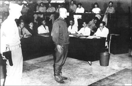 ▲ 괌재판부가 미군 조종사들을 처형해 술안주로 제공한 다치바나의 부관 마토바 소좌을 심문하고 있다. 마토바는 1947년 교수형에 처해졌다. /사진제공=미국국립문서보관소