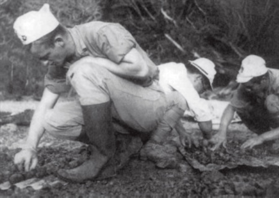 ▲ '치치지마 사건'으로 사망한 전쟁 포로의 유해를 찾는 미군(1946년). /사진제공=미국국립문서보관소