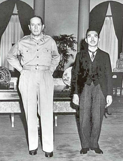 ▲ 자신이 처형될 것을 두려워한 히로히토는 1945년 9월27일 일본 주둔 연합군 최고사령관으로 부임한 맥아더를 찾았다./사진제공=미국국립문서보관소