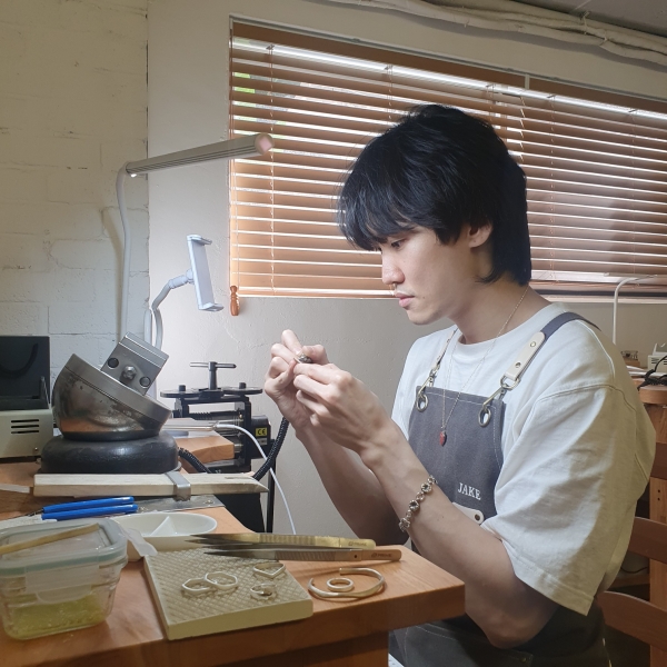 부천에 거주 중인 주얼리 디자이너 박모(30)씨가 서울 마포구에 위치한 자신의 공방에서 반지를 제작하고 있는 모습. 박씨는 5년 전 창업을 시작해 여러 개의 주얼리 브랜드를 운영하고 있다.