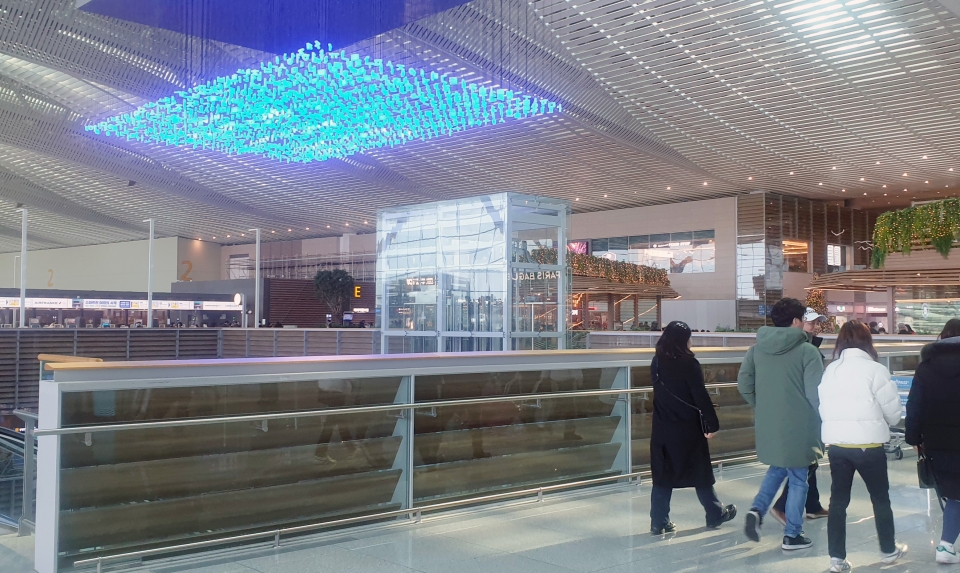 인천공항 제2여객터미널 개장(2018년)을 상징하는 설치미술품 'HELLO'가 고장 상태로 6년째 방치되고 있다.